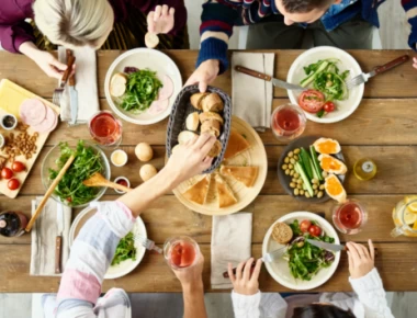 Τι πρέπει να προσέχουμε όταν τρώμε έξω το καλοκαίρι